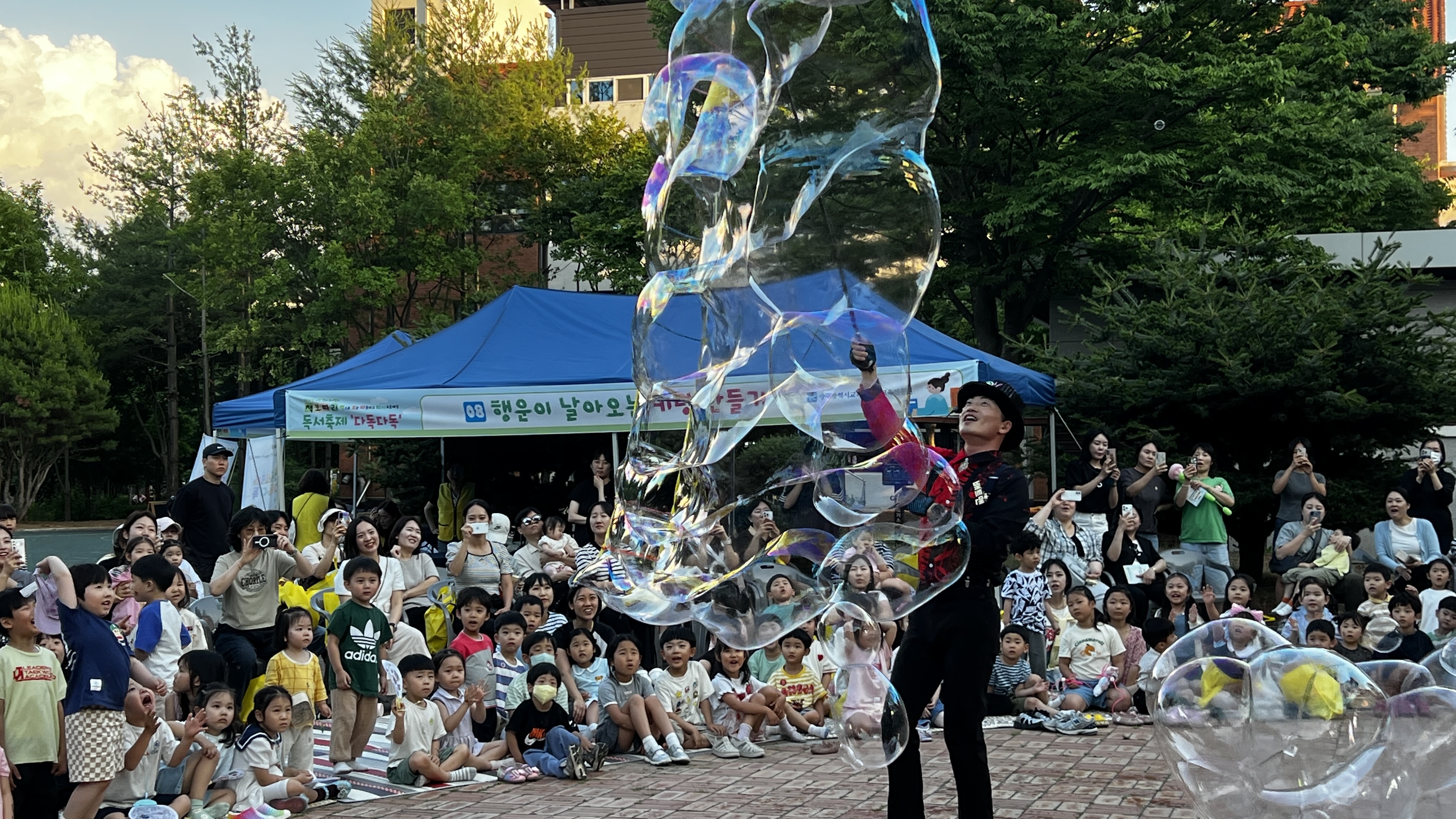 사진_4_광주유아교육진흥원,_공원에서_즐기는_그림책_여행_‘독서축제_다독다독’.jpg