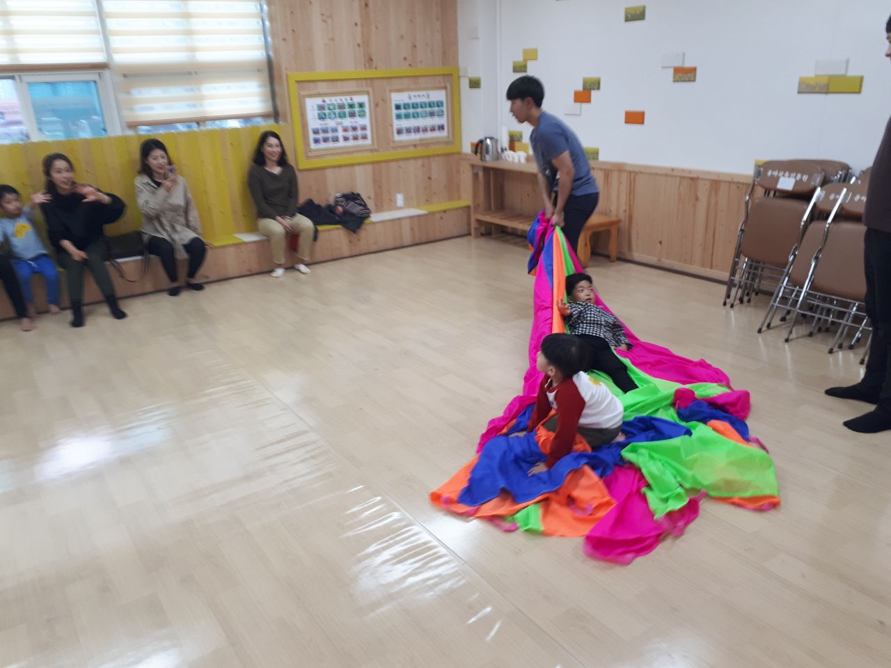 남편분이 천 위에 있는 아이들을 데려가는 모습