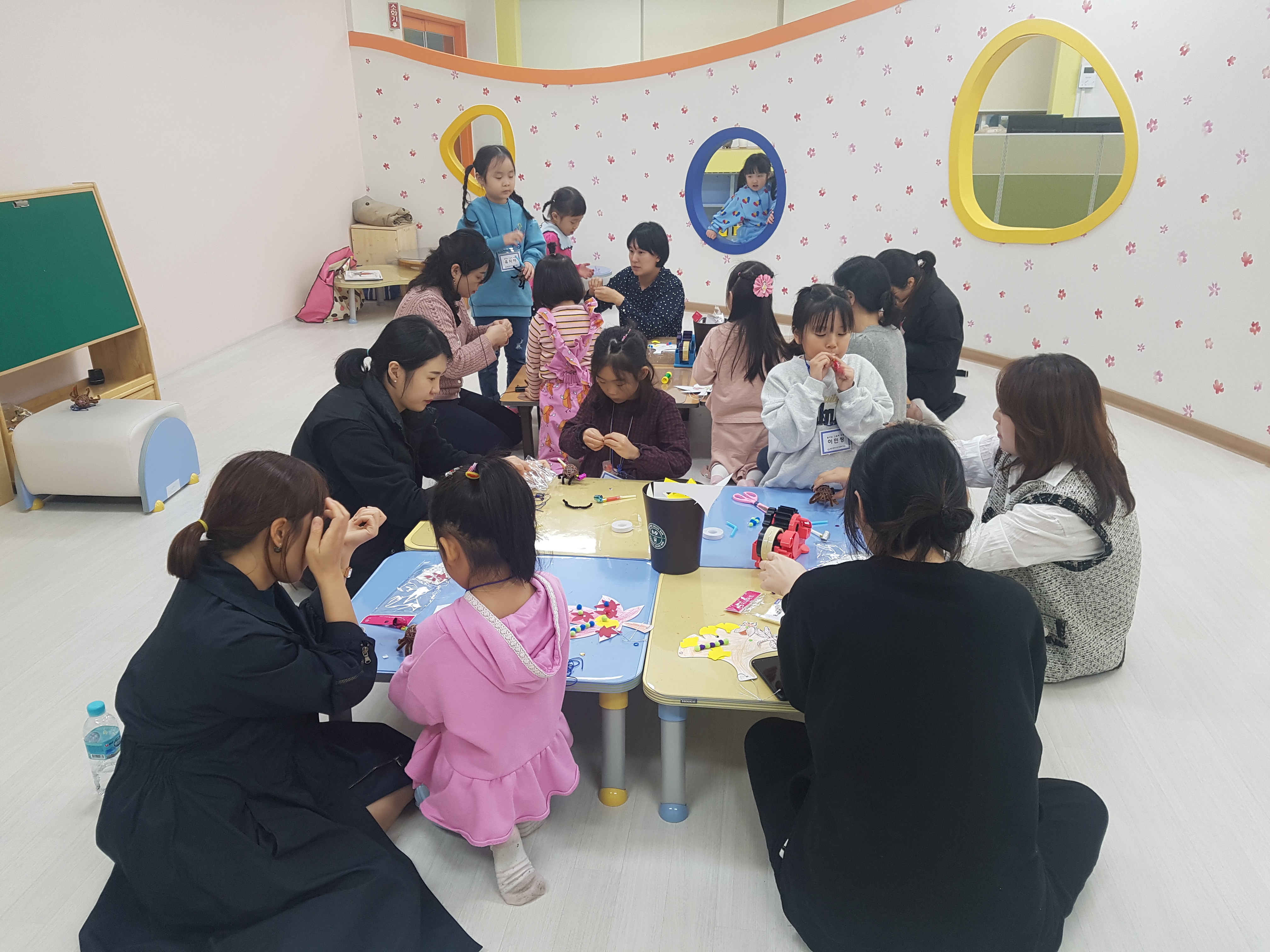 부모와 협력하여 체험도구를 만드는 유아들