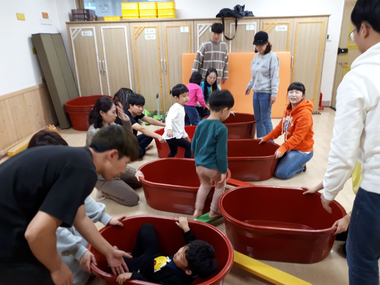각자 고무대야에 앉아있는 부모와 대기하고 있는 유아들