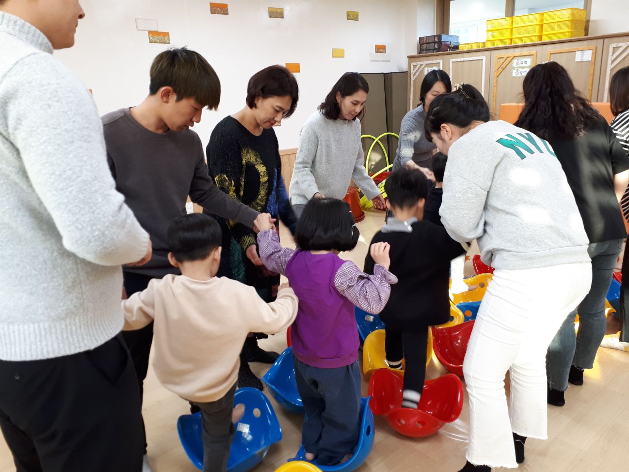 징검다리 같은 심리치료기구위를 걷는 아이들과 그걸 도와주는 부모들