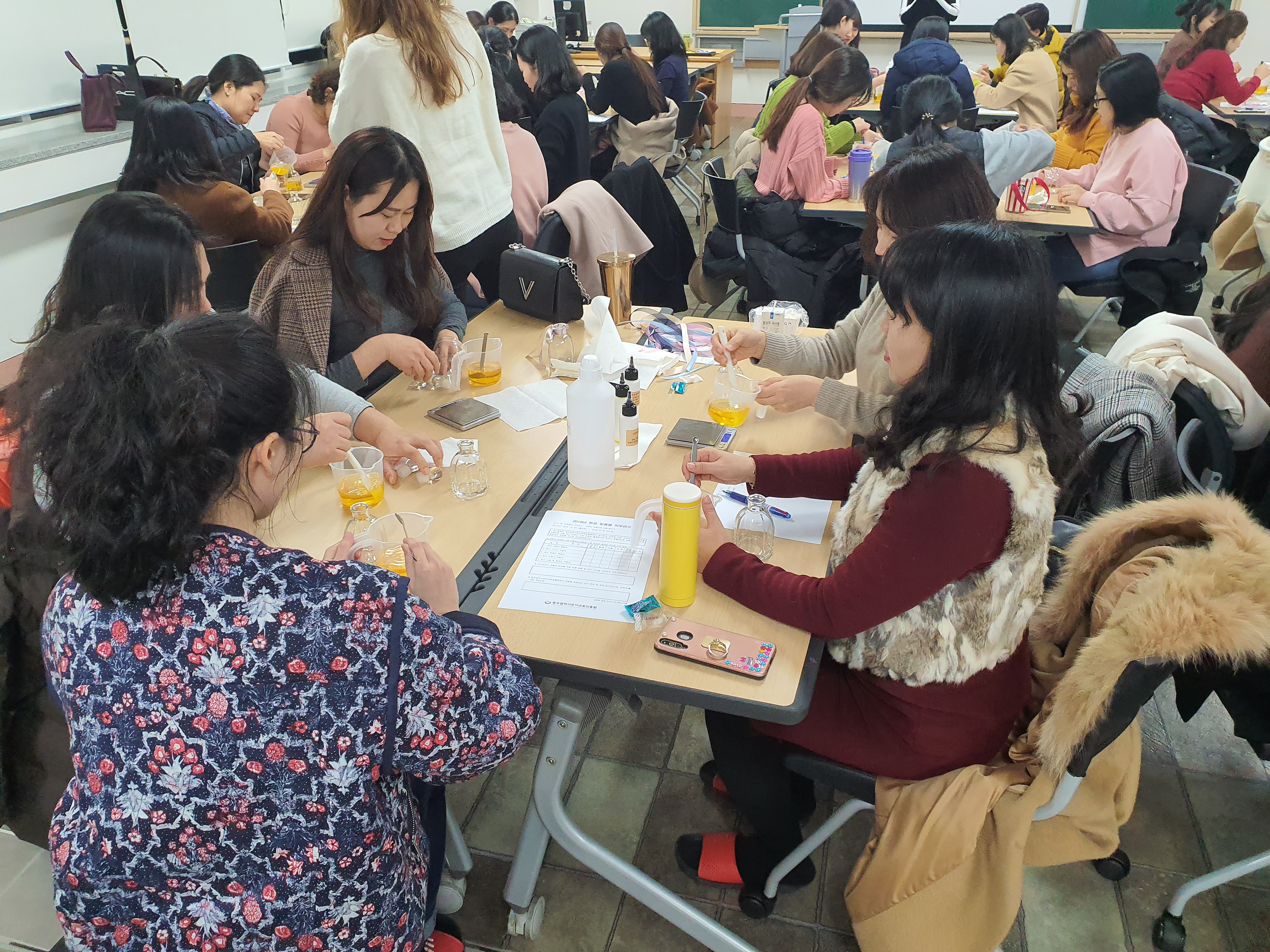 아로마 제조하고 있는 선생님들