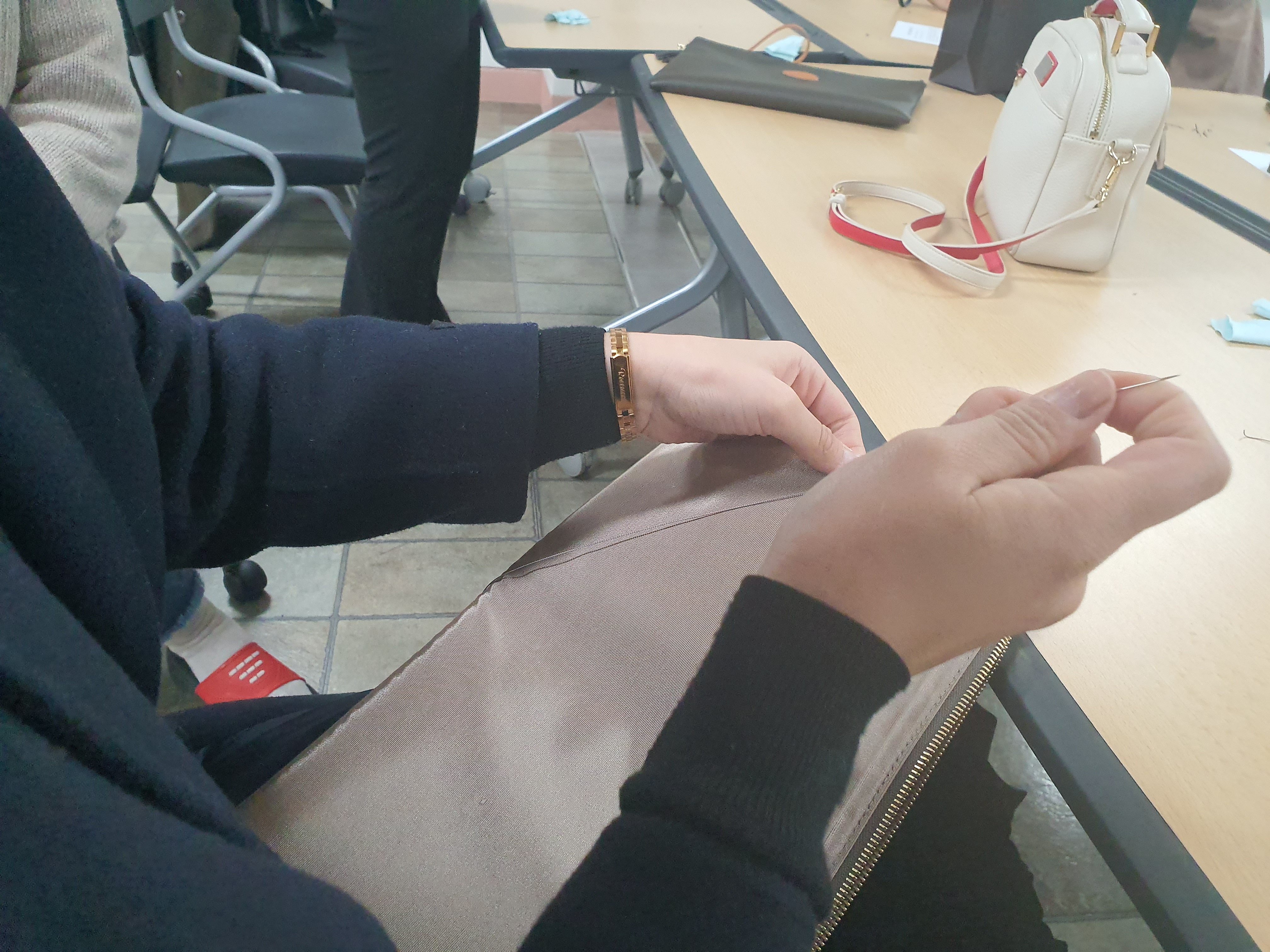가죽공예하는 모습 근접촬영