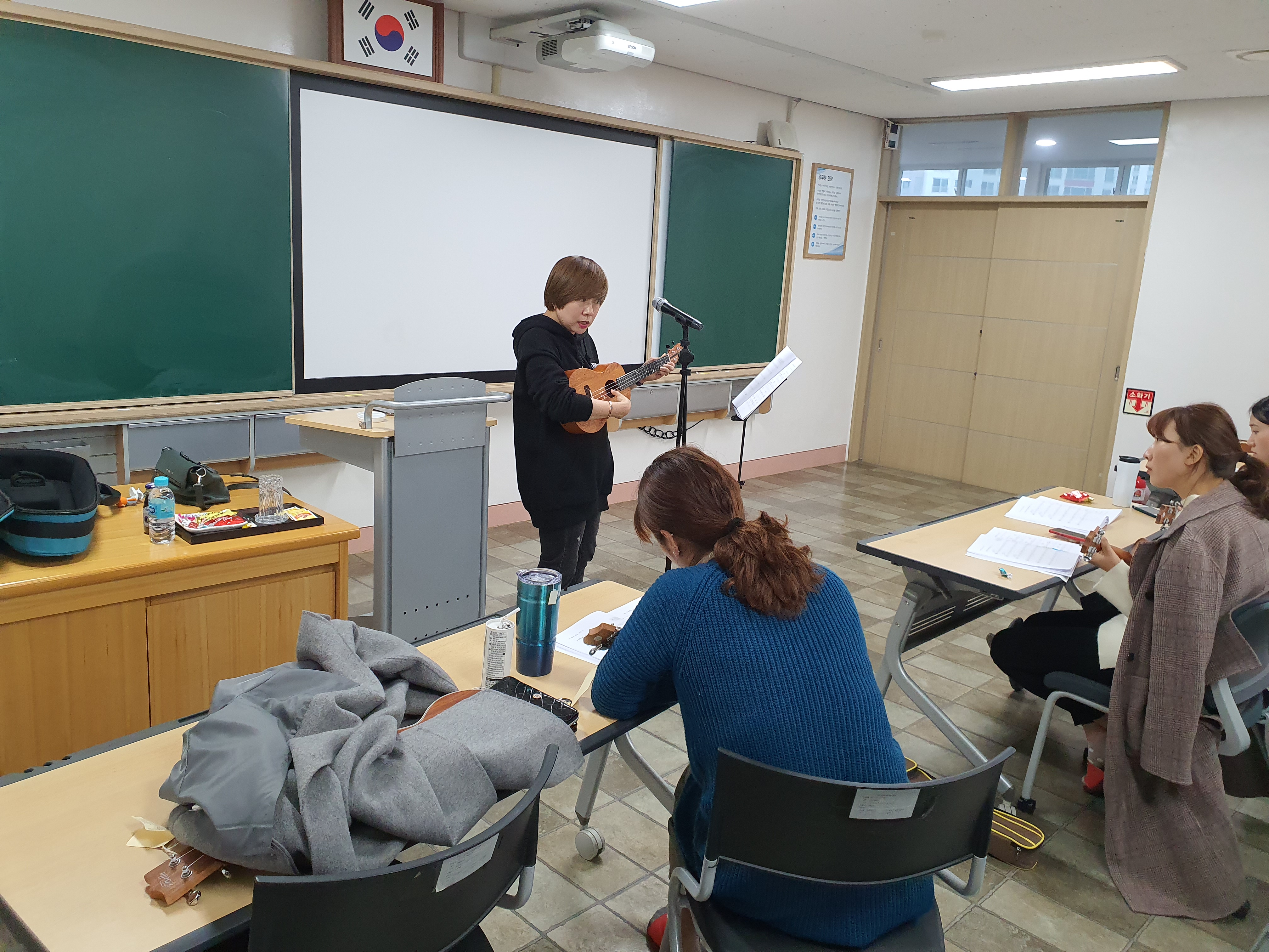 우쿨렐레 연주하는 우쿨렐레 강사