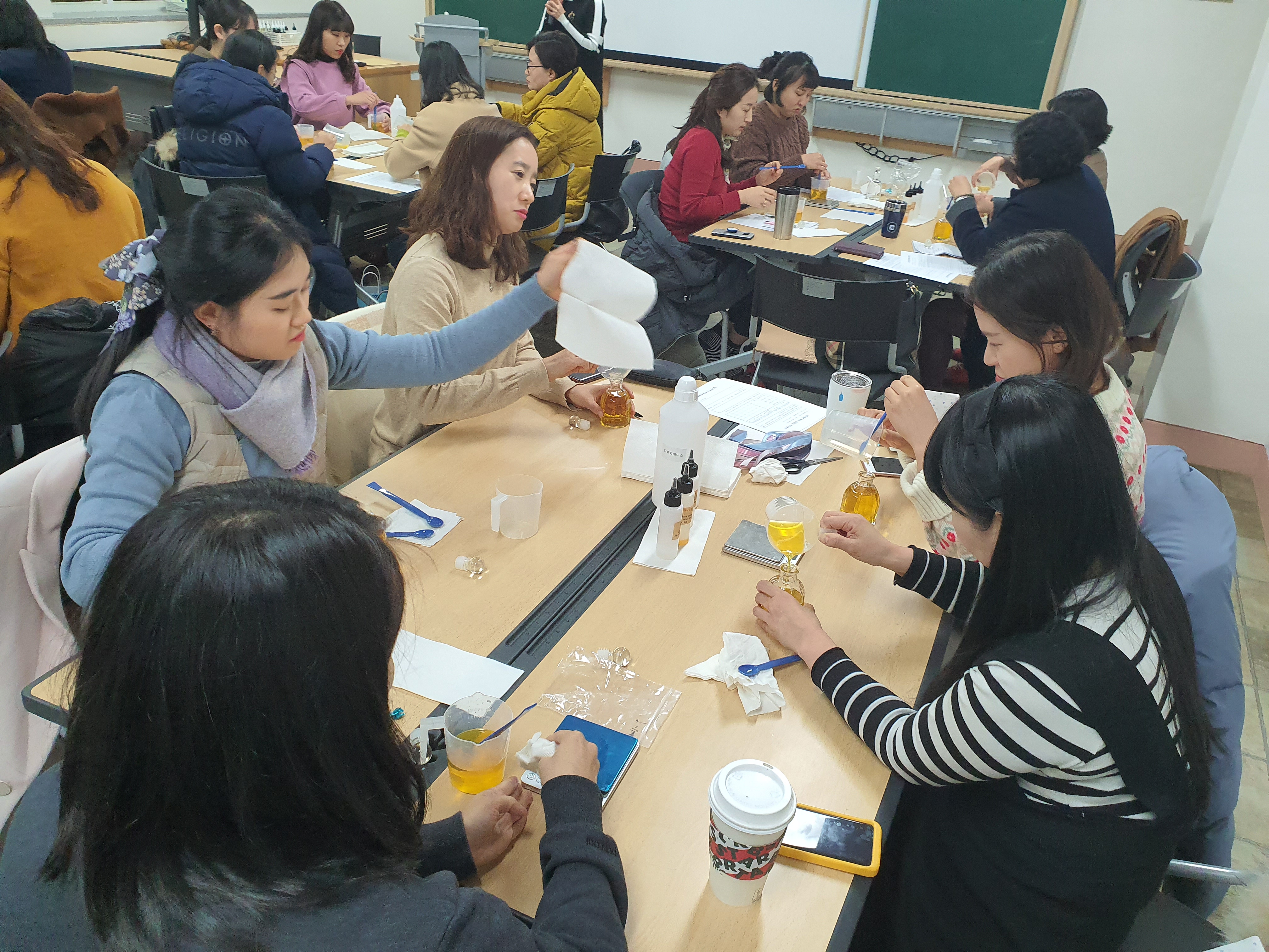 아로마 제조 하고있는 모습 근접촬영