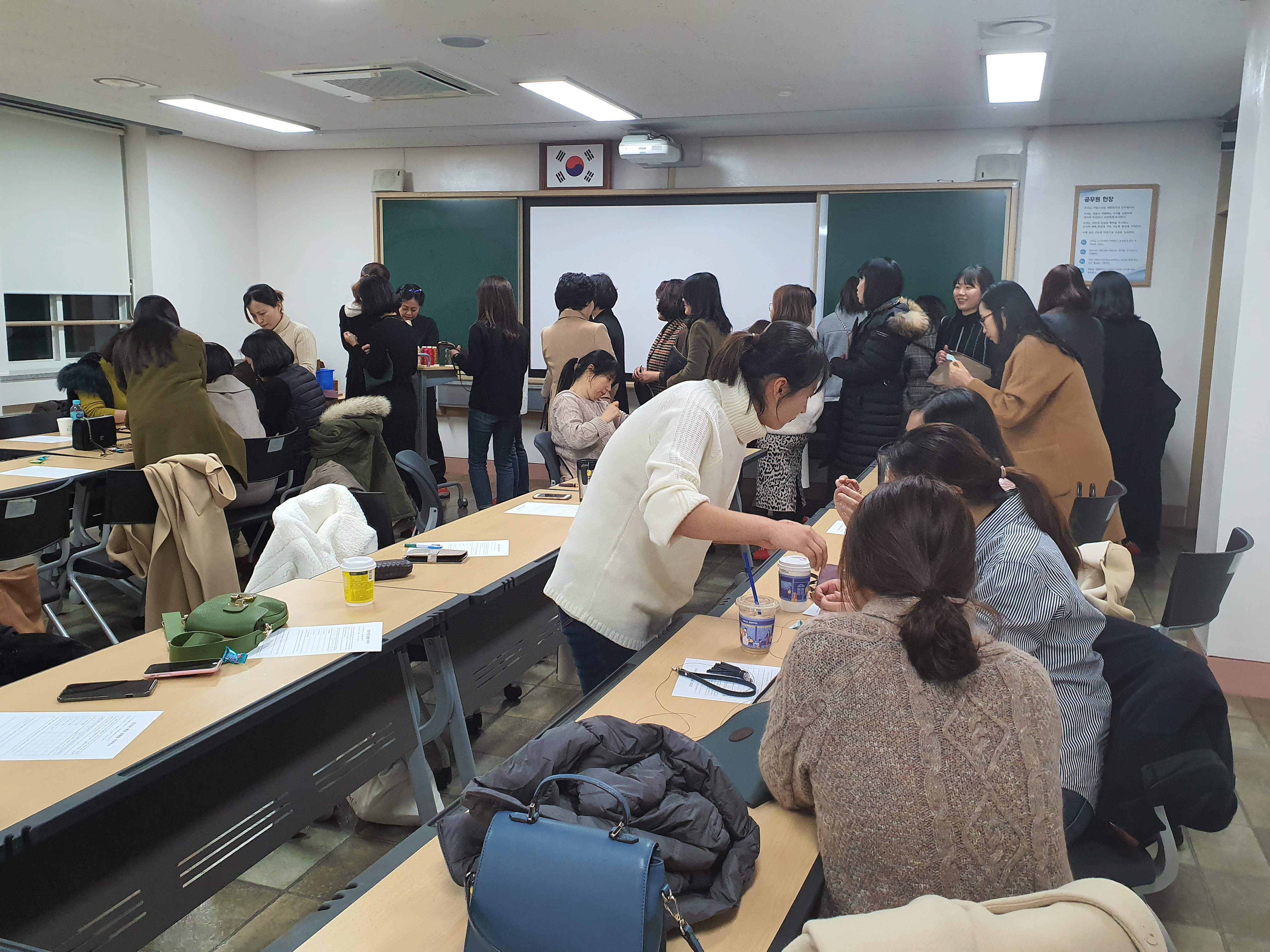 앞으로 나가 진행상황 점검받는 선생님들