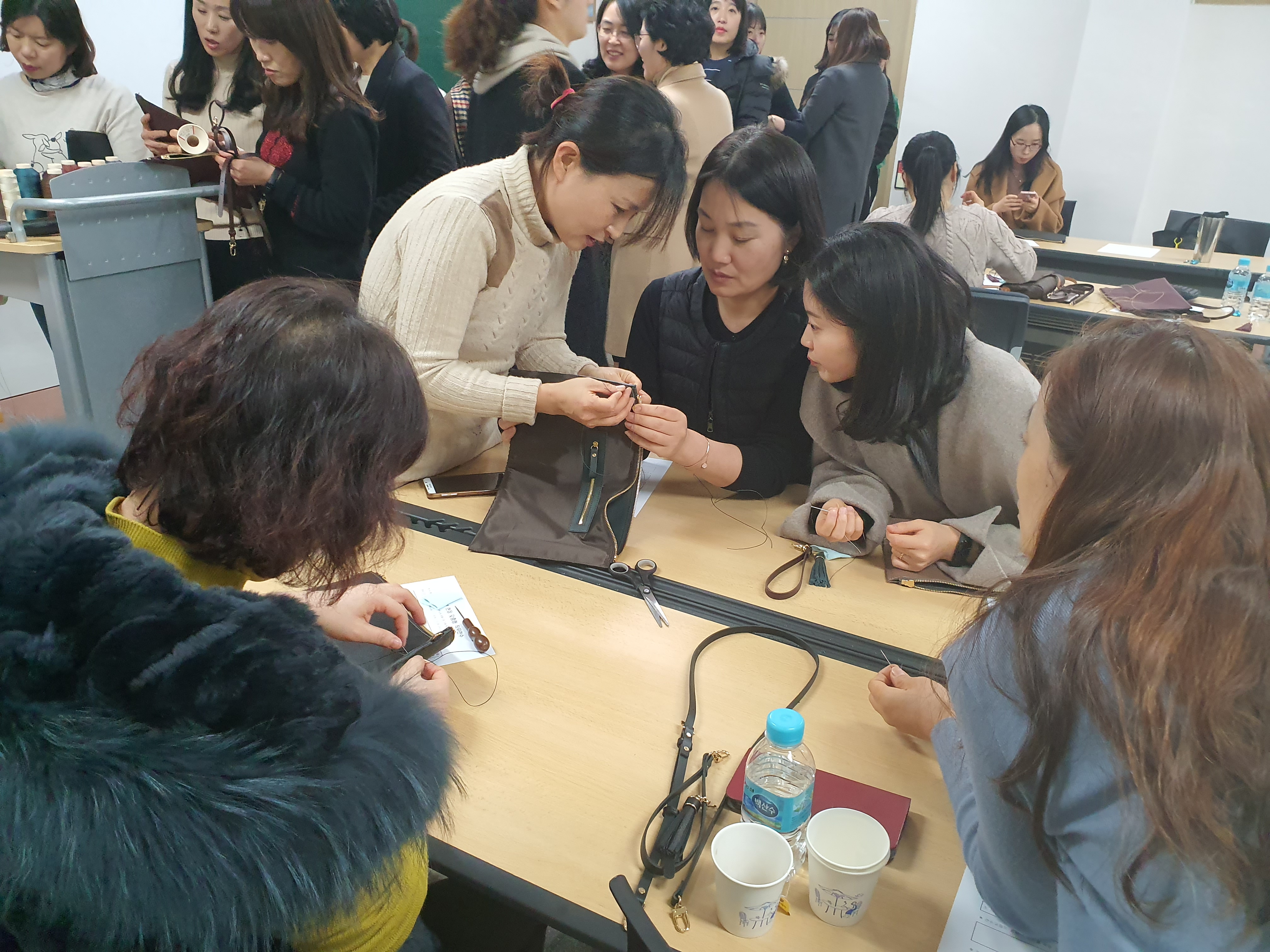 가죽공예 직접 도움을 주시는 가죽공예사님과 도움을 받는 선생님들