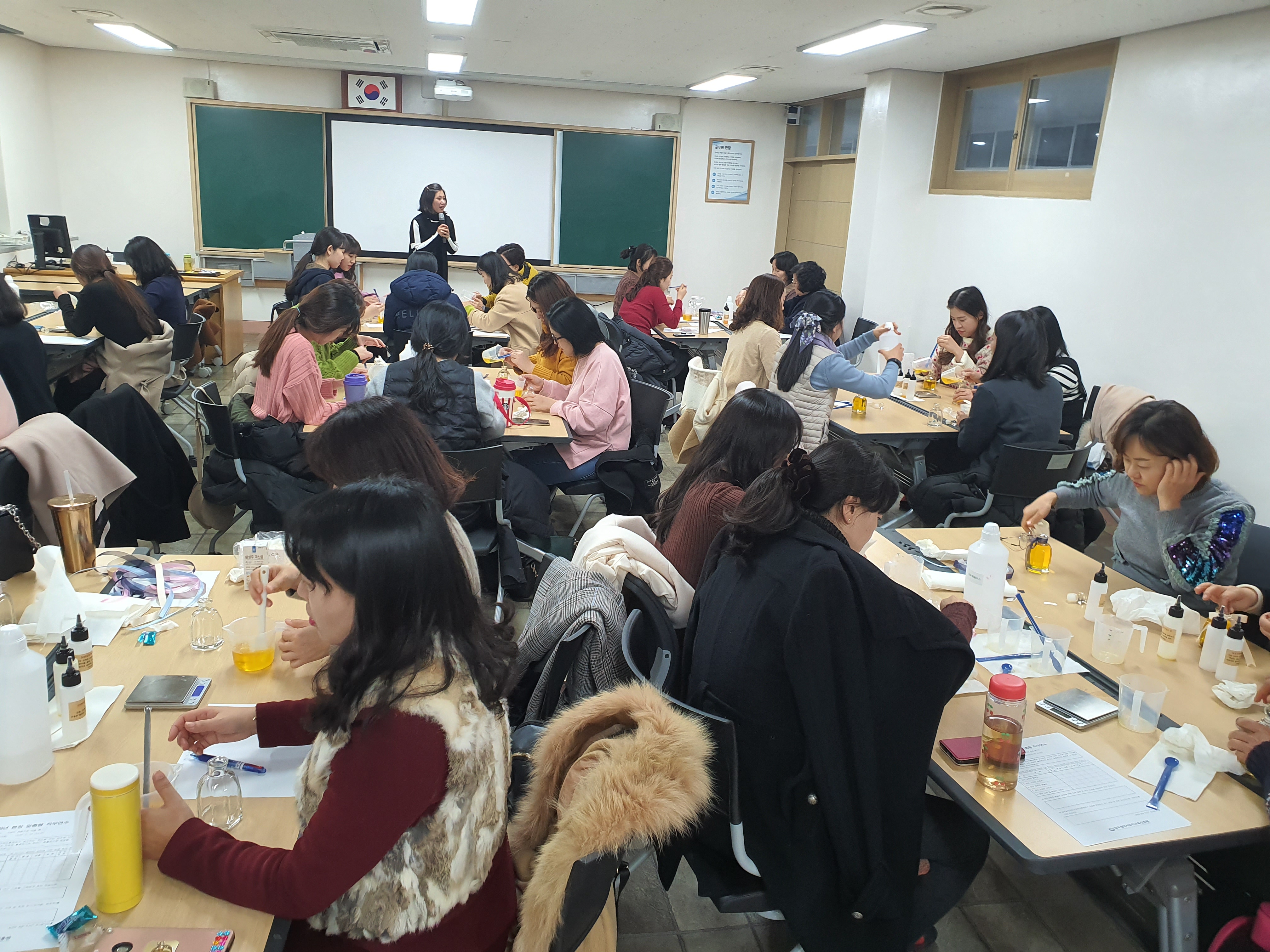 질문을 하며 아로마 제조하고 있는 선생님들