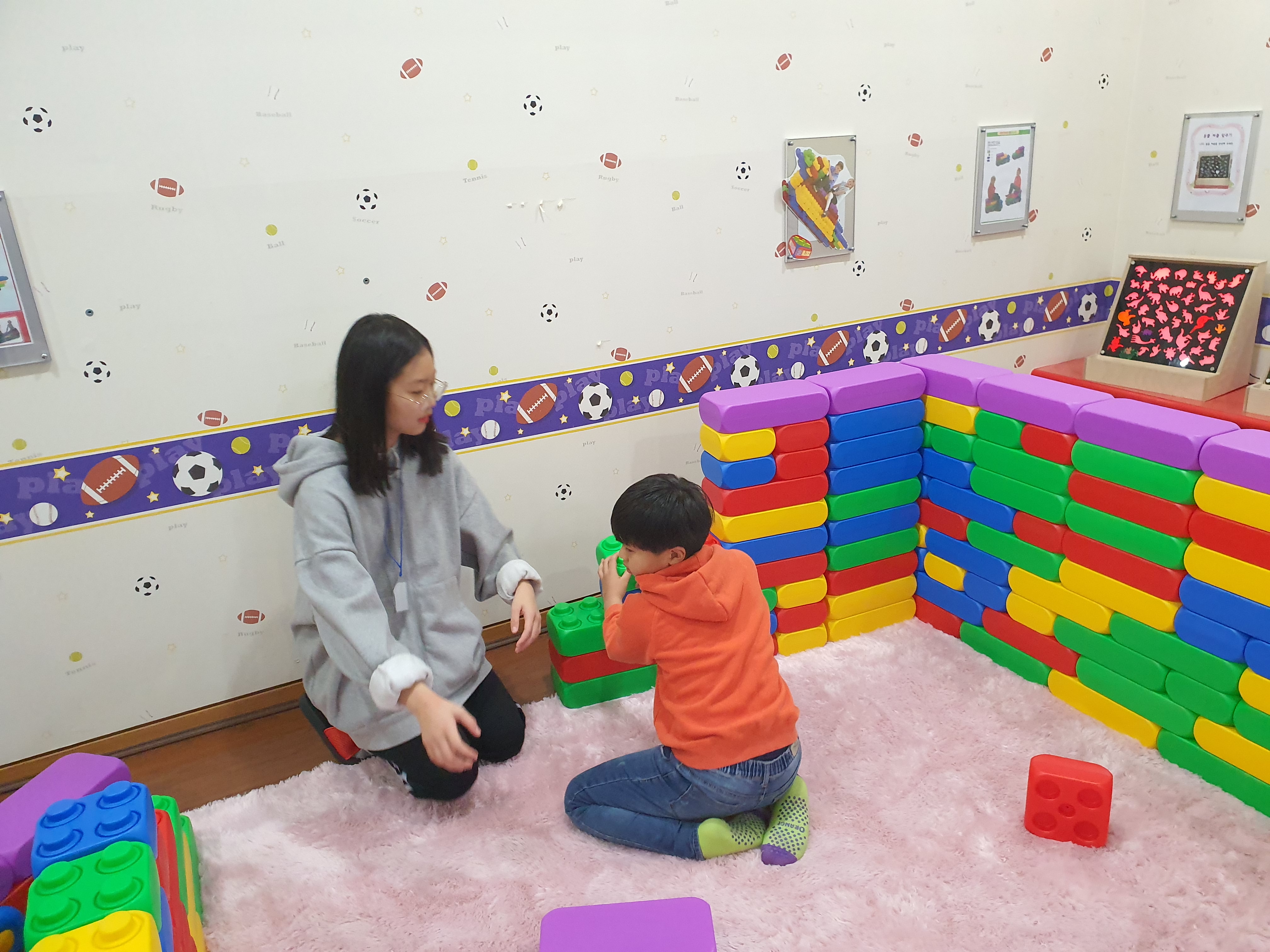 블록놀이중인 중학생한명과 아이 한명